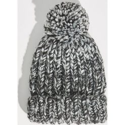 Czapka z pomponem - Jasny szar. Czapki i kapelusze damskie marki Sinsay. W wyprzedaży za 14.99 zł.