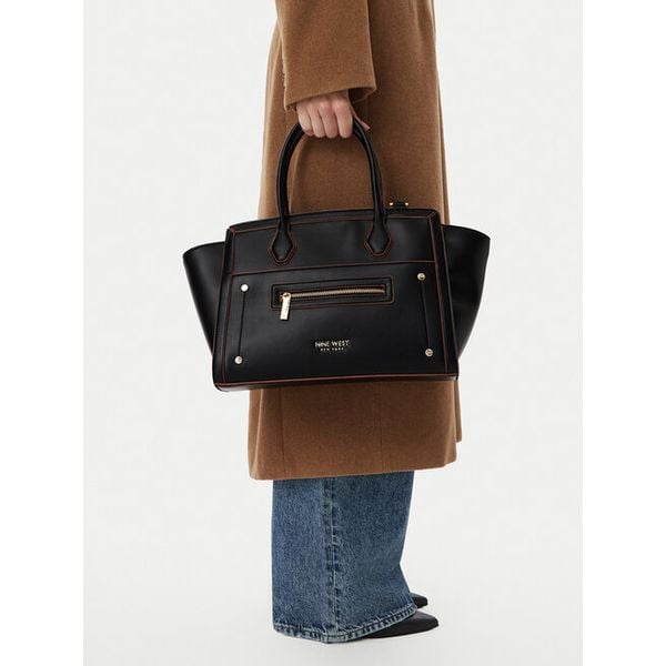 Torebka Nine West. Czarne torebki do ręki damskie Nine West, bez wzorów, klasyczne, bez dodatków. Za 249.99 zł.