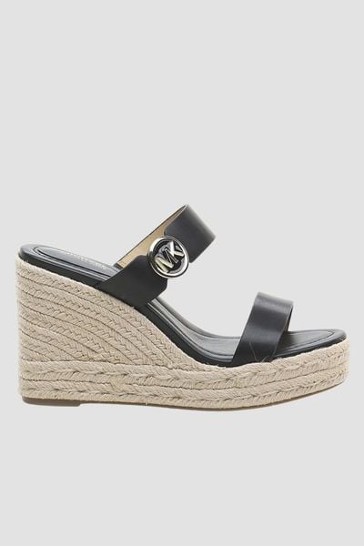 MICHAEL KORS Czarne sandały Lucinda Wedge, Rozmiar 38. Czarne sandały damskie Michael Kors, bez wzorów, bez obcasa, bez zapięcia. W wyprzedaży za 339.99 zł.