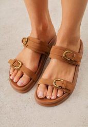 Brązowe Klapki z Dwoma Paskami i Klamrami Cevinra. Brązowe klapki damskie Born2be, bez wzorów, eleganckie, bez obcasa, na płaskiej podeszwie. Za 79.99 zł.