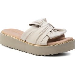 Klapki TAMARIS - 1-27207-22 Ivory 418. Brązowe klapki damskie Tamaris, bez wzorów, z materiału, bez obcasa, bez zapięcia. W wyprzedaży za 159.00 zł.