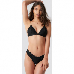 NA-KD Lingerie Stringi z koronkowym wykończeniem - Black. Stringi damskie marki bonprix. Za 60.95 zł.