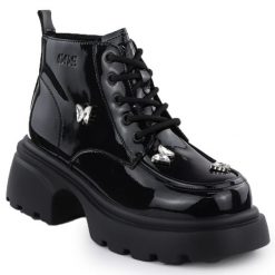 Skórzane botki damskie lakierowane workery z motylami czarne Goe SS2N4102. Czarne botki damskie GOE, z lakierowanej skóry, eleganckie, bez obcasa, bez zapięcia. Za 389.99 zł.