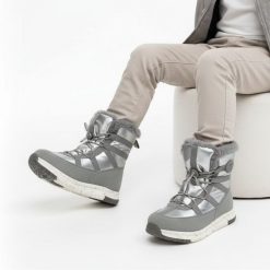 Śniegowce damskie Big Star, cholewka z materiału tekstylnego z ociepleniem i wykończeniem z imitacji futra oraz sznurowaniem gruba podeszwa z wyraźny. Szare śniegowce dziewczęce Big Star, ze skóry ekologicznej, retro, bez zapięcia. Za 139.00 zł.