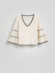 Sweter z kimonowym rękawem - kremowy. Białe swetry damskie Reserved, l, bez wzorów, z bawełny, bez kołnierzyka, bez ramiączek, bez kaptura. W wyprzedaży za 79.99 zł.