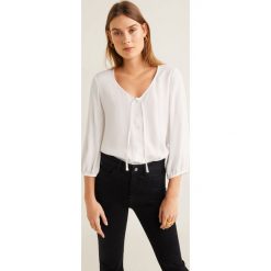 Mango - Bluzka Carrie. Białe bluzki damskie Mango, l, bez wzorów, z materiału, casualowe, bez kołnierzyka, bez ramiączek. W wyprzedaży za 49.90 zł.