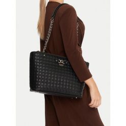 Torebka Guess. Czarne torebki do ręki damskie Guess, z aplikacjami, klasyczne, bez dodatków. Za 399.99 zł.