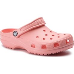 Klapki CROCS - Classic 10001 Melon. Czerwone klapki damskie Crocs, bez wzorów, z materiału, bez obcasa. W wyprzedaży za 139.00 zł.