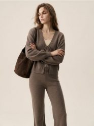 Sweter z ozdobnym wiązaniem - brązowy. Brązowe swetry damskie Sinsay, l, bez wzorów, bez kołnierzyka, bez ramiączek, bez kaptura. Za 59.99 zł.