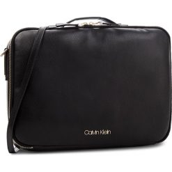 Torba na laptopa CALVIN KLEIN - Frame Laptop Bag K60K604450 001. Torby na laptopa damskie marki Calvin Klein. W wyprzedaży za 459.00 zł.