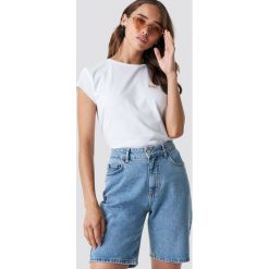 NA-KD T-shirt z surowym wykończeniem i haftem - White. Białe t-shirty damskie NA-KD, z haftami, z jersey, z okrągłym kołnierzem. Za 72.95 zł.