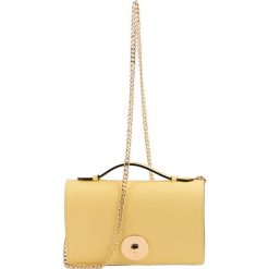 Skórzana torebka w kolorze żółtym - 22 x 13,5 x 4 cm. Torby na ramię damskie marki Classe Regina. W wyprzedaży za 181.95 zł.