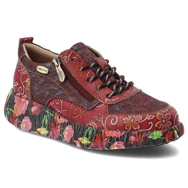 Czerwone Sneakersy Laura Vita Modne Obuwie Damskie. Czerwone półbuty damskie Laura Vita, z aplikacjami, klasyczne, bez obcasa, bez zapięcia. Za 365.99 zł.