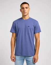 MESKA KOSZULKA LEE RELAXED POCKET TEE SURF BLUE 112349089. Niebieskie t-shirty męskie Lee, l, bez wzorów, bez kołnierzyka. Za 79.99 zł.