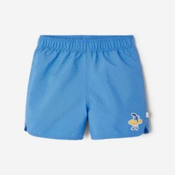 Szorty kąpielowe dla malucha Decathlon Brom Shark. Niebieskie szorty dla chłopców Decathlon, bez wzorów, z materiału. Za 39.99 zł.