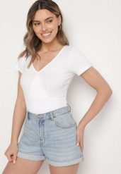 Biały Prążkowany T-shirt z Bawełny z Dekoltem w Serek Filunira. Białe bluzki damskie Born2be, m, bez wzorów, z bawełny, eleganckie, bez kołnierzyka, bez ramiączek. Za 39.99 zł.