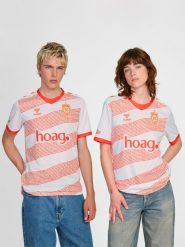 Koszulka wyjazdowa Hummel Orange County 2025/26. Białe t-shirty damskie Hummel, s, bez wzorów, z materiału, biznesowe, bez kołnierzyka. Za 344.25 zł.