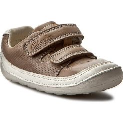 Półbuty CLARKS - Tiny Boy 261240246 Mushroom Leather. Półbuty chłopięce Clarks. W wyprzedaży za 129.00 zł.