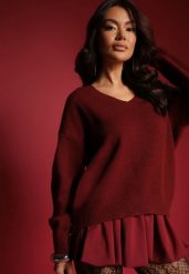 Bordowy Sweter z Wiskozy Oversize Conime. Czerwone swetry damskie Renee, uniwersalny, z aplikacjami, z jeansu, casualowe, bez kołnierzyka, bez ramiączek, długie, bez kaptura. Za 109.99 zł.