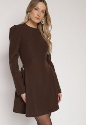 Brązowa Rozkloszowana Sukienka Ozdobiona Metaliczną Aplikacją Eleslie. Brązowe sukienki damskie Born2be, na imprezę, m, z aplikacjami, eleganckie, bez kołnierzyka, bez ramiączek, rozkloszowane. Za 139.99 zł.