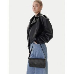 Torebka Guess. Czarne torebki do ręki damskie Guess, z aplikacjami, klasyczne, bez dodatków. Za 399.99 zł.