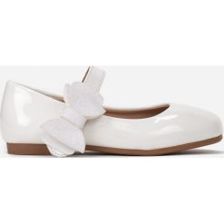 Białe Balerinki Thalolea. Białe baleriny dziewczęce Born2be, bez wzorów, z lakierowanej skóry, eleganckie, bez zapięcia. Za 54.99 zł.