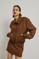 Krótka marynarka na zamek w kolorze HAZELNUT BROWN - FRANKIE-S/M. Brązowe żakiety damskie Marsala, m, bez wzorów, z gumy, eleganckie. W wyprzedaży za 513.44 zł.