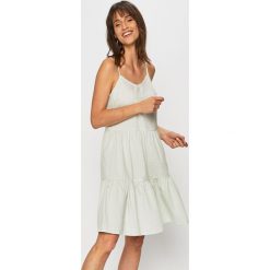 Vero Moda - Sukienka. Zielone sukienki damskie Vero Moda, na co dzień, l, bez wzorów, z bawełny, casualowe, bez kołnierzyka, bez ramiączek, proste. W wyprzedaży za 99.90 zł.