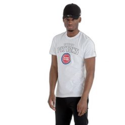 Koszulka Detroit Pistons NBA. Białe koszulki sportowe męskie New Era, na lato, m, bez wzorów, z materiału, bez kołnierzyka, bez ramiączek, na fitness i siłownię. Za 133.25 zł.