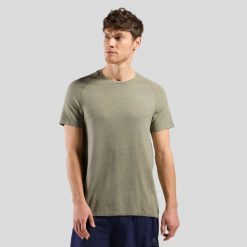 Koszulka męska Odlo ESSENTIAL SEAMLESS T-shirt crew neck l/s. Zielone koszulki sportowe męskie Odlo, l, bez wzorów, z materiału, eleganckie, bez kołnierzyka. Za 135.99 zł.