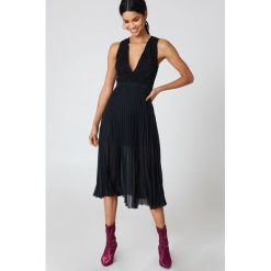 NA-KD Party Sukienka plisowana z głębokim dekoltem - Black. Sukienki damskie marki NA-KD Party. Za 121.95 zł.