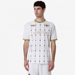 Koszulka wyjazdowa FC Versailles 78 Kombat 2024/25. Białe koszulki sportowe męskie Kappa, l, bez wzorów, z jersey, bez kołnierzyka, bez ramiączek, outdoorowe. Za 359.95 zł.