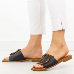 Czarne skórzane klapki damskie T.Sokolski 772. Czarne klapki damskie Sokolski, z aplikacjami, ze skóry, eleganckie, bez obcasa, na płaskiej podeszwie. Za 259.00 zł.