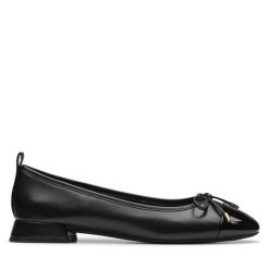 Baleriny Clarks. Czarne baleriny damskie Clarks, bez wzorów, bez obcasa. Za 349.99 zł.