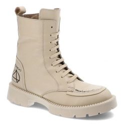 Botki damskie Ravini, cholewka z gładkiej skóry naturalnej z wysoką cholewką sznurowaniem i ozdobnymi przeszyciami gruba podeszwa z wyraźnym profilem. Brązowe botki damskie Ravini, ze skóry, przed kolano, bez obcasa, na obcasie, bez zapięcia. Za 355.00 zł.