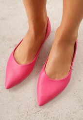 Fuksjowe Balerinki ze Szpiczastymi Noskami w Eleganckim Stylu Lagenaria. Czerwone baleriny damskie Renee, bez wzorów, z jeansu, eleganckie, bez obcasa. Za 59.99 zł.