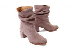 MACIEJKA 06005-10/00-5 ciemny beż, botki damskie. Brązowe botki damskie Maciejka, ze skóry, bez obcasa, na obcasie, bez zapięcia. Za 209.95 zł.
