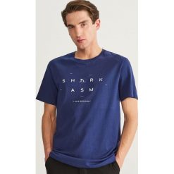 T-shirt z nadrukiem - Granatowy. Niebieskie t-shirty męskie Reserved, z nadrukiem. Za 29.99 zł.