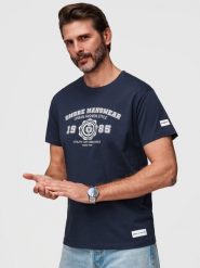 Bawełniany t-shirt męski z nadrukiem w stylu college – granatowy V3 - Rozmiar: L. Niebieskie t-shirty męskie Ombre Clothing, l, z aplikacjami, z bawełny, biznesowe, bez kołnierzyka. Za 119.99 zł.