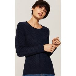 Sweter z warkoczami - Granatowy. Swetry damskie marki bonprix. Za 89.99 zł.