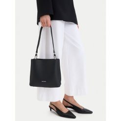 Torebka GINO ROSSI. Niebieskie torebki do ręki damskie Gino Rossi, bez wzorów, klasyczne, bez dodatków. Za 279.99 zł.