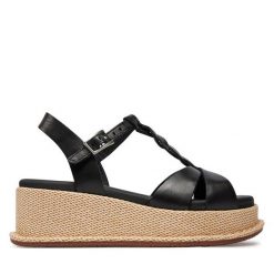 Sandały Clarks. Czarne sandały damskie Clarks, bez wzorów, bez obcasa, na koturnie, bez zapięcia. Za 499.99 zł.