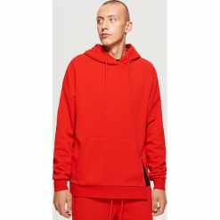 Czerwona bluza z kapturem - Czerwony. Bluzy męskie marki Cropp. W wyprzedaży za 89.99 zł.