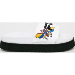 Fila - Klapki. Białe klapki damskie Fila, bez wzorów, z materiału, bez obcasa, na obcasie, bez zapięcia. W wyprzedaży za 169.90 zł.
