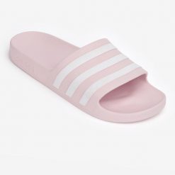 Klapki basenowe ADIDAS Adilette Aqua. Białe skarpety damskie Adidas, bez wzorów, z materiału. W wyprzedaży za 79.99 zł.