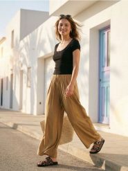 Bluzka z koronką przy dekolcie z domieszką wiskozy - czarny. Czarne bluzki damskie Sinsay, l, bez wzorów, z koronki, bez kołnierzyka, bez ramiączek. Za 19.99 zł.