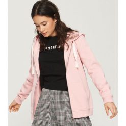 Bluza z kapturem - Różowy. Czerwone bluzy damskie Sinsay. Za 49.99 zł.
