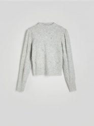 Sweter z ozdobnymi detalami - jasnoszary. Szare swetry damskie Reserved, l, bez wzorów, z dzianiny, bez kołnierzyka, bez ramiączek, bez kaptura. W wyprzedaży za 49.99 zł.