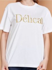 Koszulka z haftowanym napisem - biały. Białe t-shirty damskie Sinsay, l, bez wzorów, bez kołnierzyka. W wyprzedaży za 19.99 zł.