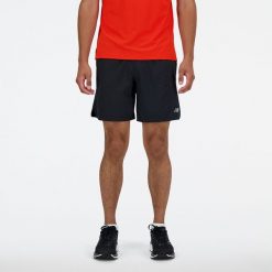 Spodenki męskie New Balance MS41283BK – czarne. Czarne krótkie spodenki sportowe męskie New Balance, m, bez wzorów, z elastanu, na fitness i siłownię. Za 299.99 zł.